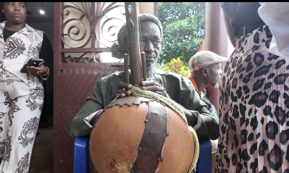 Danse et instruments traditionnels lors d’une manifestation culturelle à Forécariah