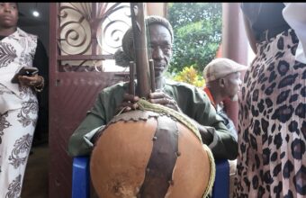 Danse et instruments traditionnels lors d’une manifestation culturelle à Forécariah