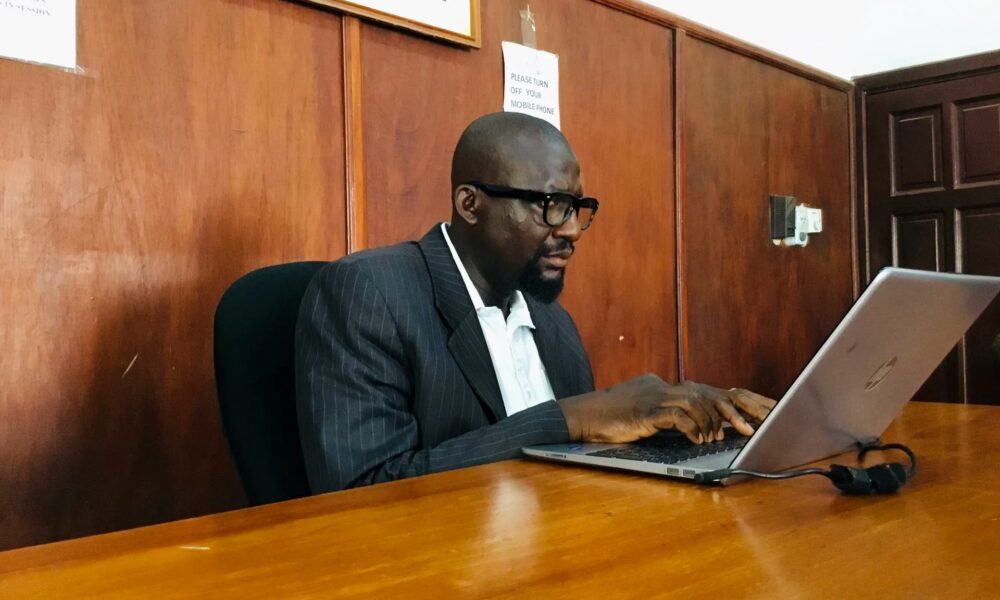 Muhammed Krubally, magistrat malvoyant à la cour de Banjul