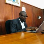Muhammed Krubally, magistrat malvoyant à la cour de Banjul
