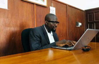 Muhammed Krubally, magistrat malvoyant à la cour de Banjul