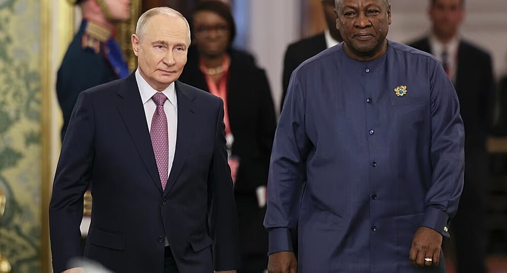 Le président ghanéen John Dramani Mahama et le président russe Vladimir Poutine lors de discussions bilatérales à Moscou