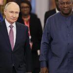 Le président ghanéen John Dramani Mahama et le président russe Vladimir Poutine lors de discussions bilatérales à Moscou