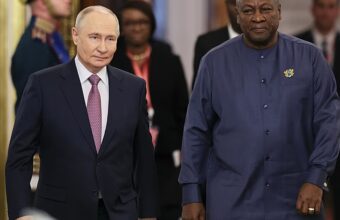 Le président ghanéen John Dramani Mahama et le président russe Vladimir Poutine lors de discussions bilatérales à Moscou