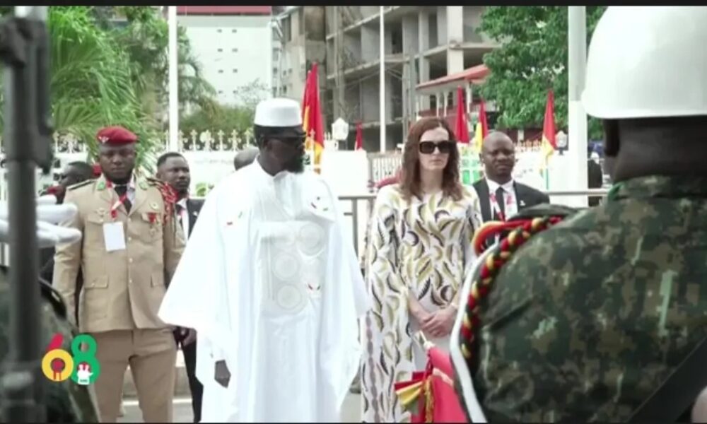 Mamadi Doumbouya lors des cérémonies du 68ᵉ anniversaire de l’indépendance à Conakry