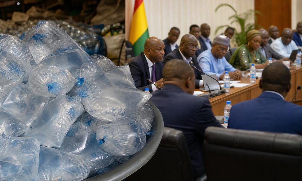 Sachets plastiques destinés au conditionnement de l’eau minérale en Guinée