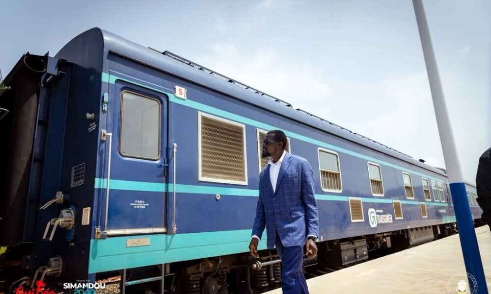 Train de voyageurs circulant sur le réseau ferroviaire guinéen