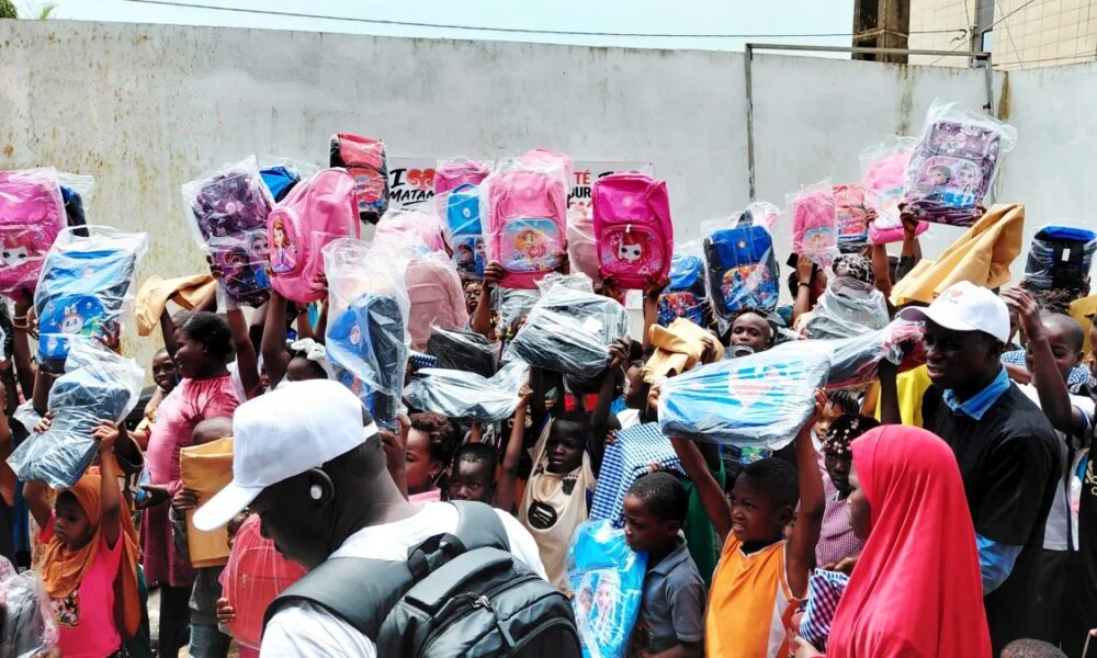 Remise de fournitures scolaires à des élèves du primaire par I Love Matam