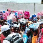 Remise de fournitures scolaires à des élèves du primaire par I Love Matam