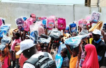 Remise de fournitures scolaires à des élèves du primaire par I Love Matam