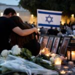 Drapeaux israéliens mis en berne lors des commémorations des attaques du 7 octobre à Jérusalem