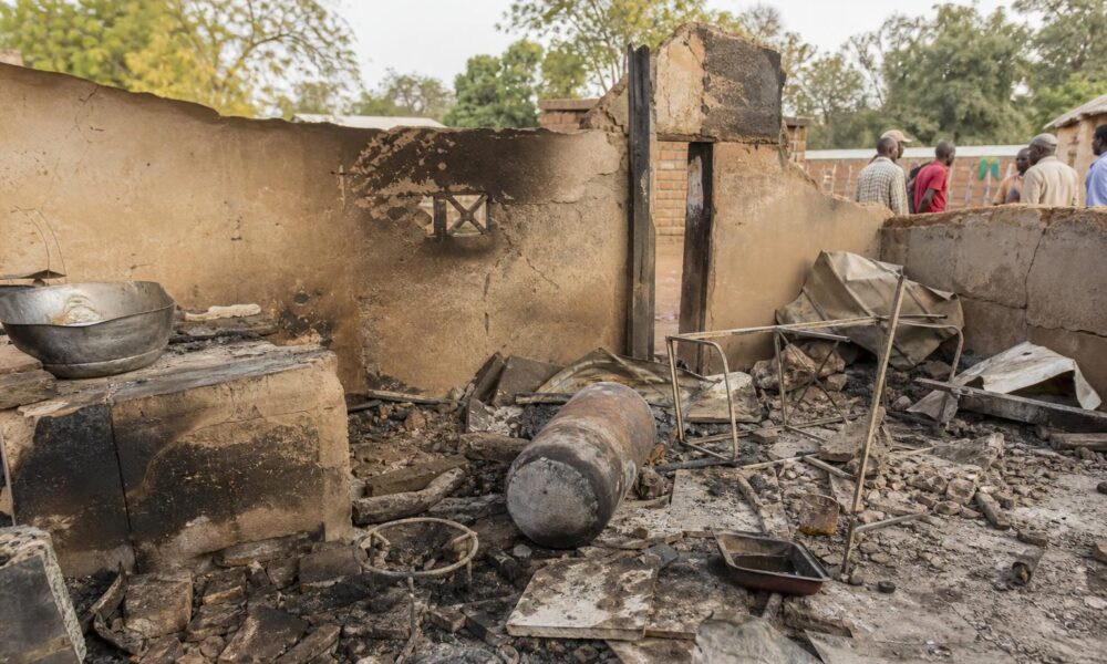 Dégâts après l’explosion d’une bouteille de gaz dans un garage de Farako 2 à Kankan
