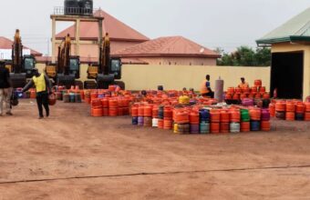 Bouteilles de gaz domestique dans un point de recharge à Kankan