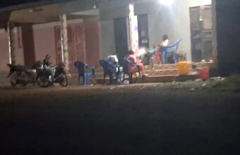 Point de vente informel de chicha dans le quartier de Kankankoura