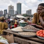 Des consommateurs achètent des produits alimentaires dans un marché à Nairobi