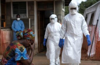 Les autorités kényanes suivent 28 contacts après le premier décès lié à Ebola dans le pays