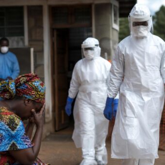 Les autorités kényanes suivent 28 contacts après le premier décès lié à Ebola dans le pays