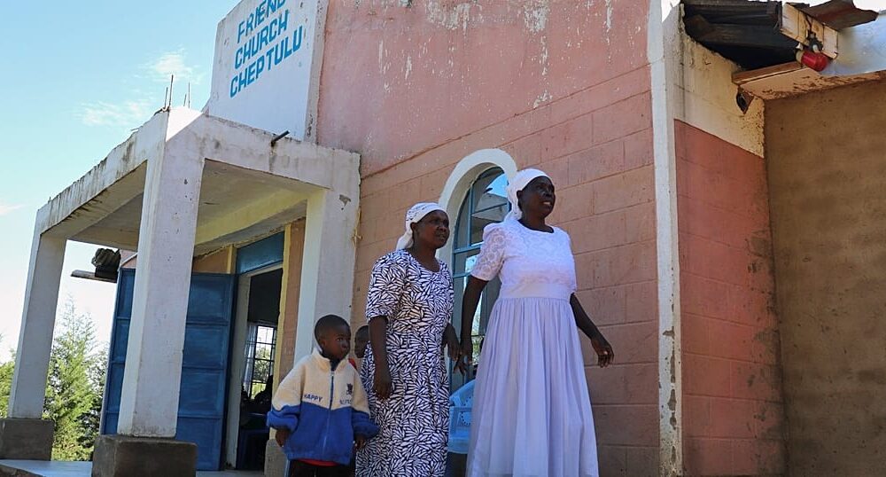 Des fidèles participent à un service quaker animé dans une église de Cheptulu, dans l’ouest du Kenya
