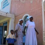 Des fidèles participent à un service quaker animé dans une église de Cheptulu, dans l’ouest du Kenya