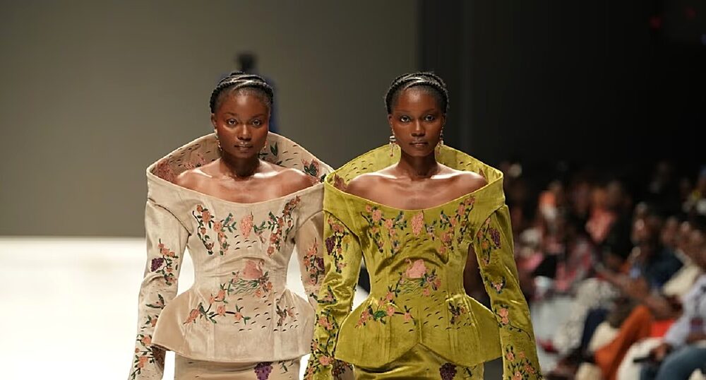 Des modèles présentent des créations africaines lors de Lagos Fashion Week à Lagos