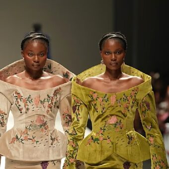 Des modèles présentent des créations africaines lors de Lagos Fashion Week à Lagos