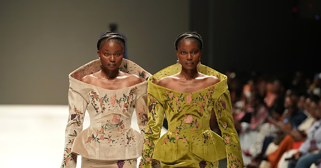 Des modèles présentent des créations africaines lors de Lagos Fashion Week à Lagos