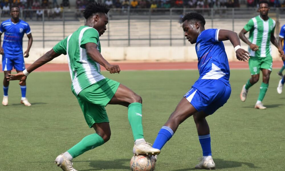Action d’un match de football entre le Gangan FC de Kindia et l’AS Kolombada de Siguiri au stade Yorokoguia