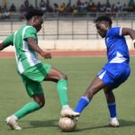 Action d’un match de football entre le Gangan FC de Kindia et l’AS Kolombada de Siguiri au stade Yorokoguia