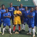 Joueurs du Kaloum Football Club et de la Flamme Olympique au stade de Coléah