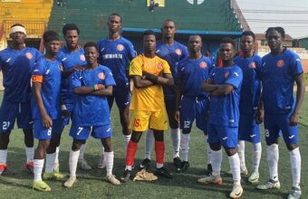 Joueurs du Kaloum Football Club et de la Flamme Olympique au stade de Coléah