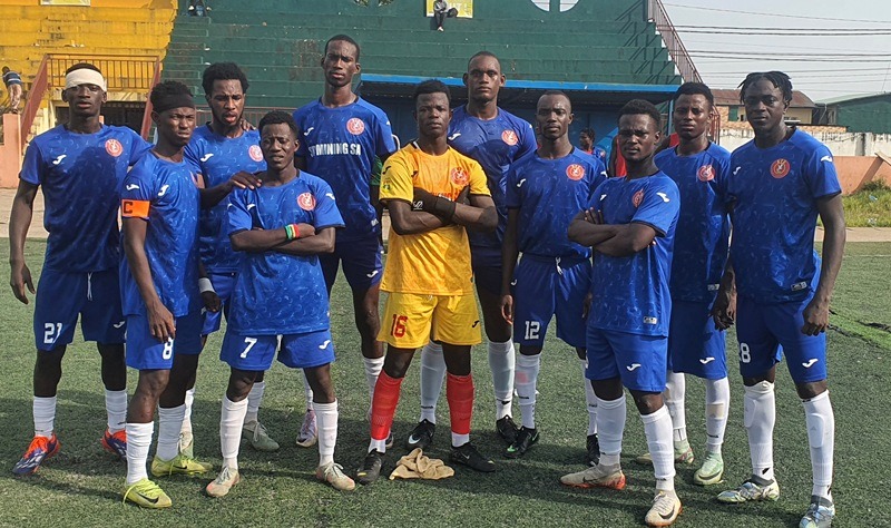 Joueurs du Kaloum Football Club et de la Flamme Olympique au stade de Coléah
