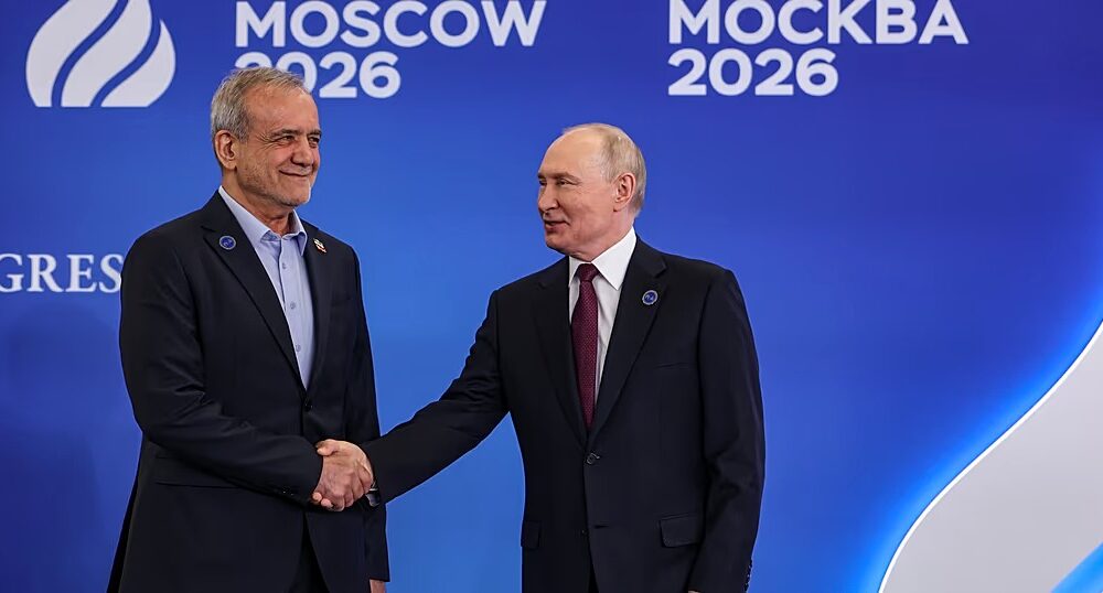 Masoud Pezeshkian et Vladimir Poutine lors de discussions à Moscou