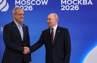Masoud Pezeshkian et Vladimir Poutine lors de discussions à Moscou