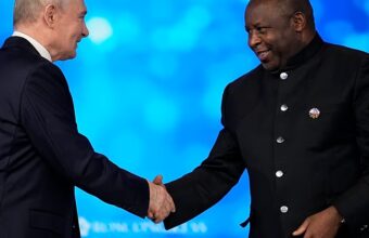 Vladimir Poutine et Évariste Ndayishimiye lors du sommet Russie-Afrique à Moscou