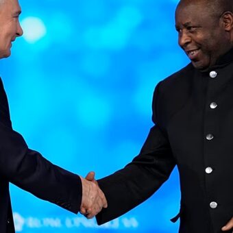 Vladimir Poutine et Évariste Ndayishimiye lors du sommet Russie-Afrique à Moscou