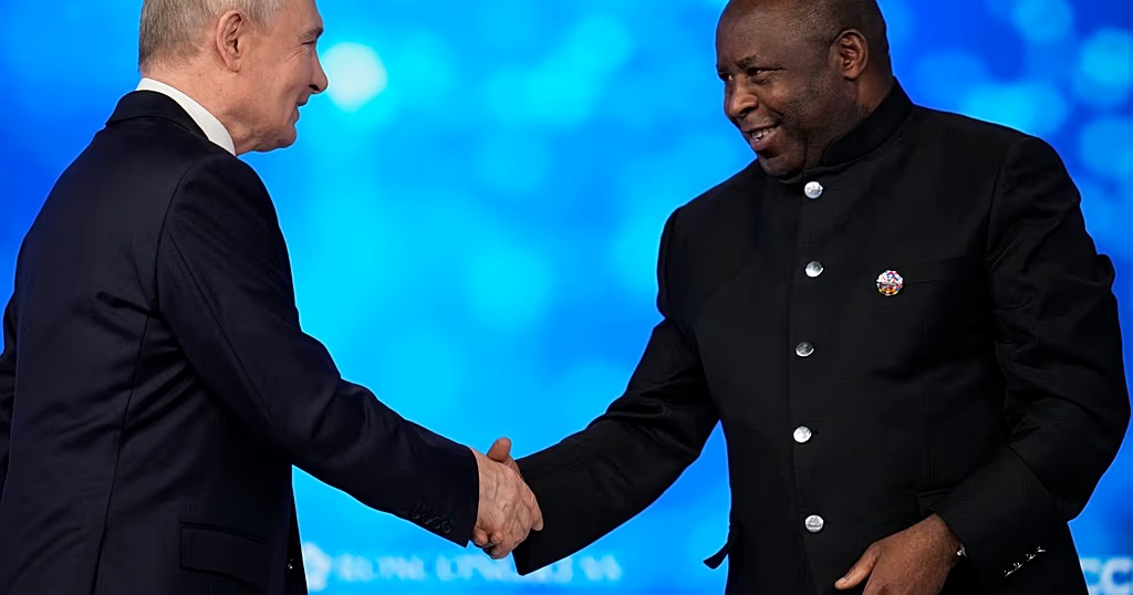 Vladimir Poutine et Évariste Ndayishimiye lors du sommet Russie-Afrique à Moscou