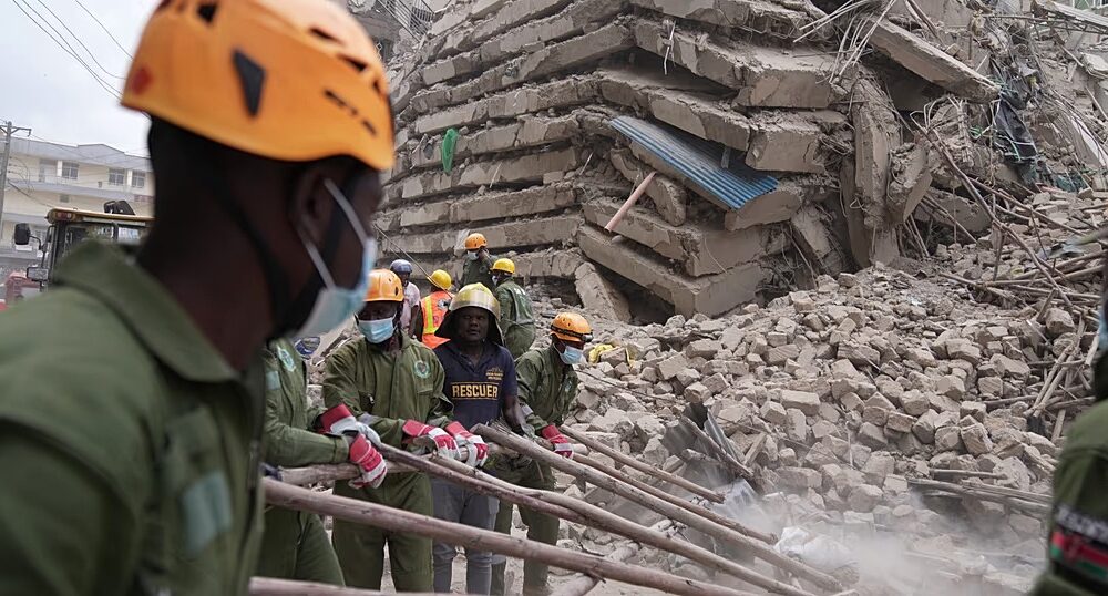 Débris d’un immeuble de 16 étages effondré dans le quartier d’Eastleigh à Nairobi