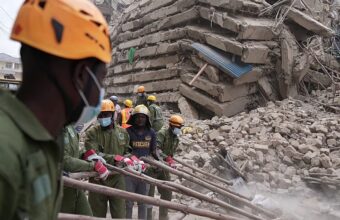 Débris d’un immeuble de 16 étages effondré dans le quartier d’Eastleigh à Nairobi