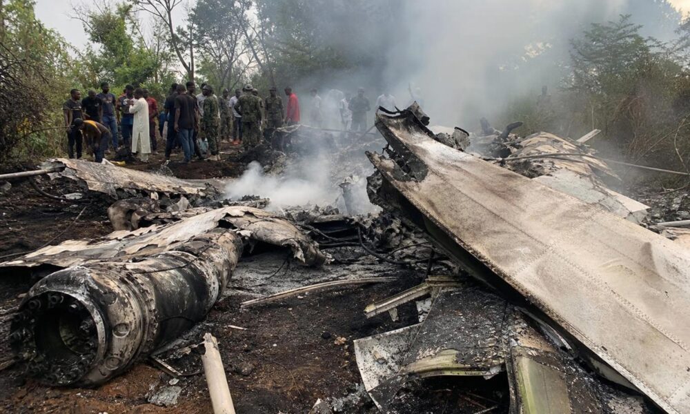 Opérations de recherche après le crash d’un avion militaire dans l’État d’Ondo au Nigeria