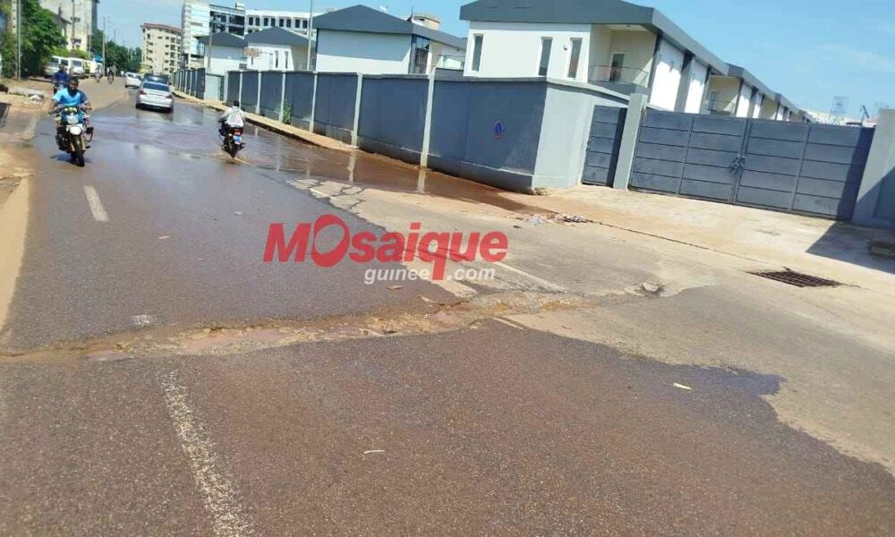 Fissure et affaissement de la chaussée sur l’axe Kiroty-Nongo près du stade Petit Sory