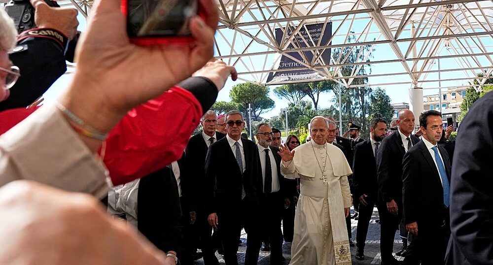 Pape Léon XIV après son opération à l’hôpital Gemelli de Rome