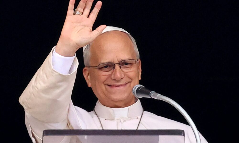Le pape Léon XIV salue les fidèles rassemblés place Saint-Pierre au Vatican après son opération pulmonaire