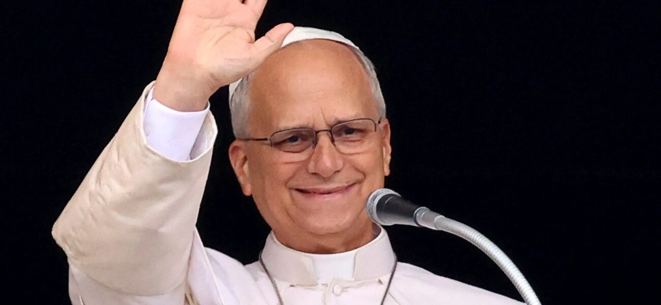 Le pape Léon XIV salue les fidèles rassemblés place Saint-Pierre au Vatican après son opération pulmonaire