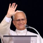 Le pape Léon XIV salue les fidèles rassemblés place Saint-Pierre au Vatican après son opération pulmonaire