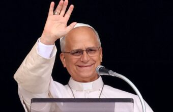 Le pape Léon XIV salue les fidèles rassemblés place Saint-Pierre au Vatican après son opération pulmonaire