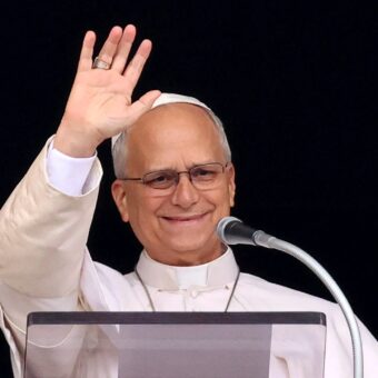 Le pape Léon XIV salue les fidèles rassemblés place Saint-Pierre au Vatican après son opération pulmonaire