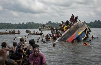Embarcation naviguant sur le fleuve Congo en République démocratique du Congo
