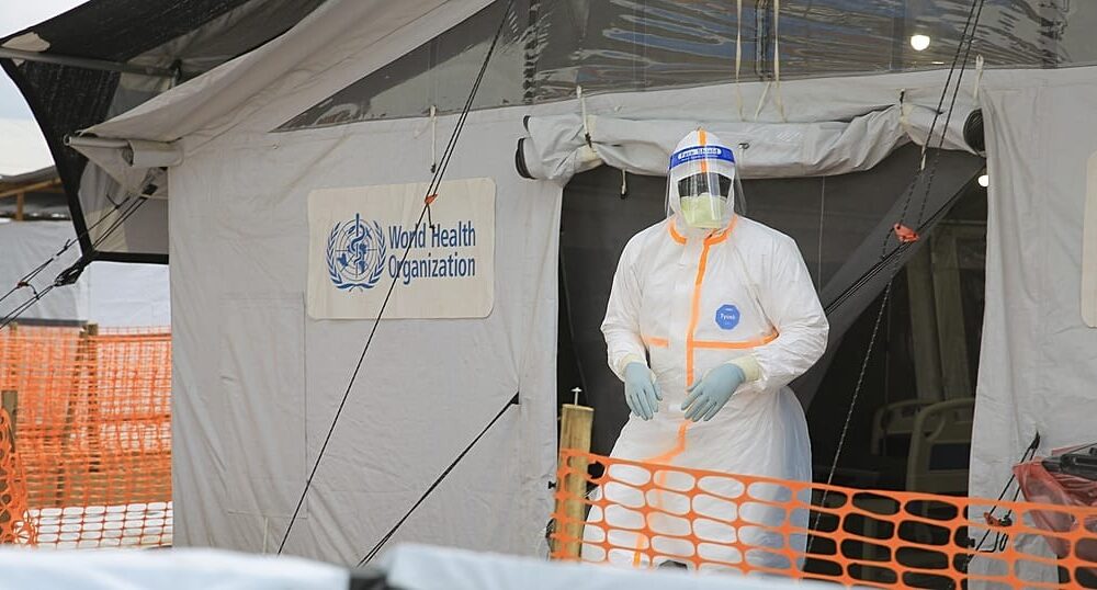 Personnel de santé participant à la prise en charge de personnes exposées au virus Ebola en Ituri