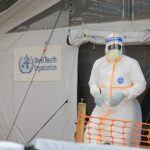 Personnel de santé participant à la prise en charge de personnes exposées au virus Ebola en Ituri