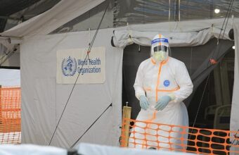 Personnel de santé participant à la prise en charge de personnes exposées au virus Ebola en Ituri